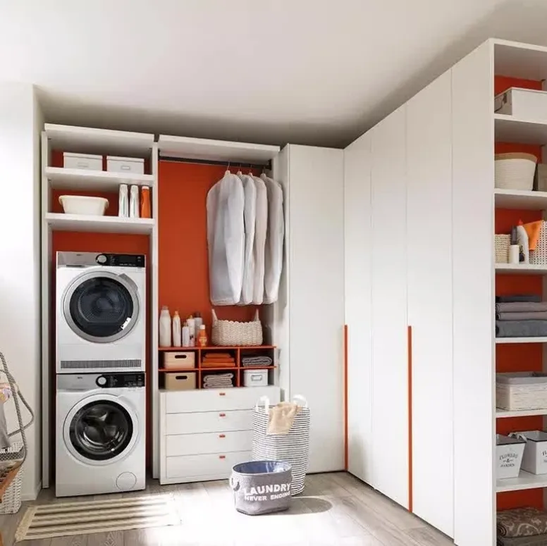 Armadio dedicato all'ambiente lavanderia con 3 ante a battente e cassettiera in laminato frassino bianco NC305 di Moretti Compact