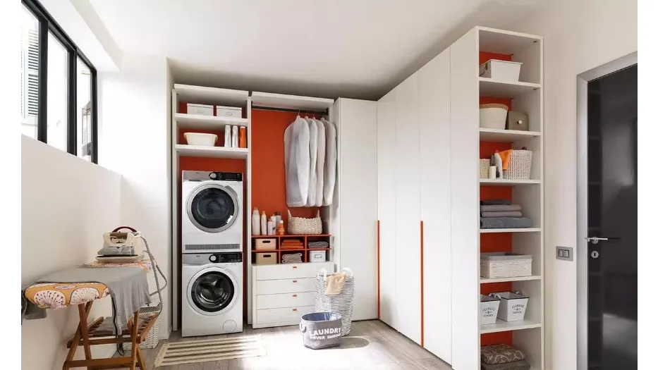 Armadio dedicato all'ambiente lavanderia con 3 ante a battente e cassettiera in laminato frassino bianco NC305 di Moretti Compact