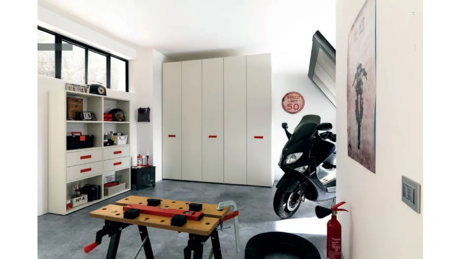 Armadio con ante battenti in laminato quarzo, ideale per organizzare qualsiasi ambiente NC308 di Moretti Compact