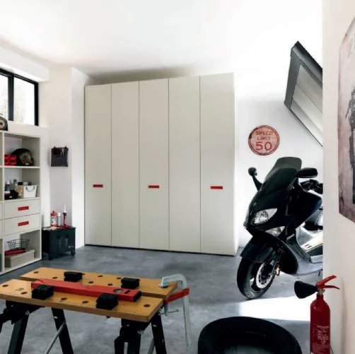 Armadio con ante battenti in nobilitato quarzo, ideale per organizzare qualsiasi ambiente NC308 di Moretti Compact