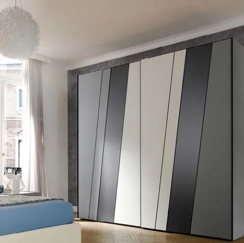 Armadio di design ad ante scorrevoli con tagli geometrici trasversali MC201 Ray di Moretti Compact