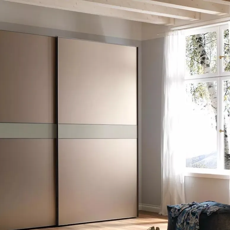 Armadio di design ad ante scorrevoli color bronzo opaco, con telaio in alluminio NC203 Slider Thin di Moretti Compact