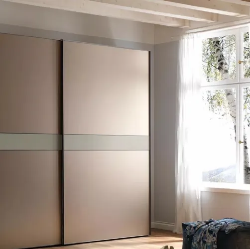 Armadio di design ad ante scorrevoli color bronzo opaco, con telaio in alluminio NC203 Slider Thin di Moretti Compact