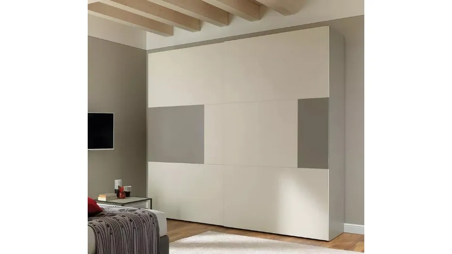 Armadio con ante scorrevoli che associano pannelli in nobilitato quarzo a pannelli laccati colore tortora NC204 Zone D di Moretti Compact
