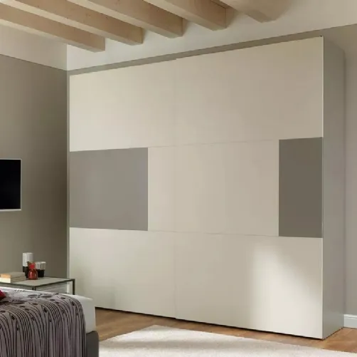Armadio con ante scorrevoli che associano pannelli in nobilitato quarzo a pannelli laccati colore tortora NC204 Zone D di Moretti Compact