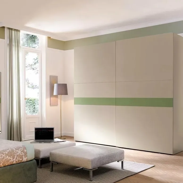 Armadio con ante scorrevoli in melaminico e laccato NC206 Slider Strip di Moretti Compact