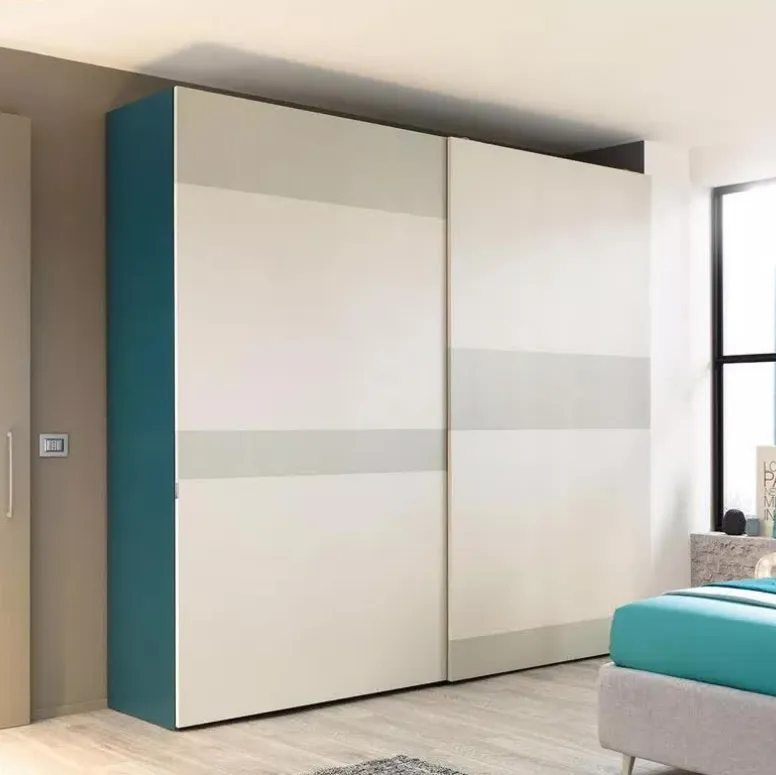 Armadio ad ante scorrevoli con forme geometriche ricche di colore, in finitura laccata opaca NC208 Slider Strip B di Moretti Compact