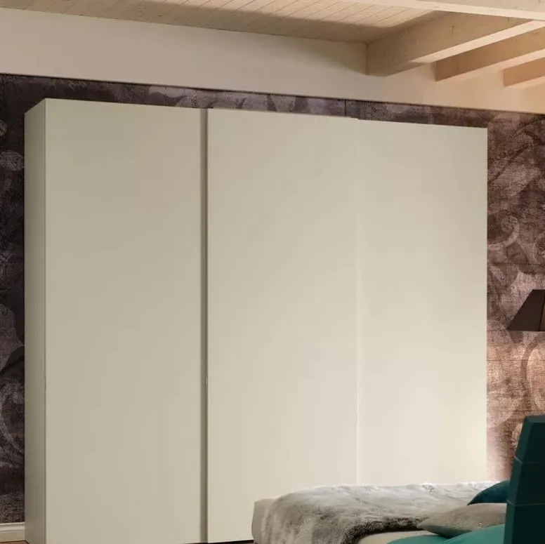 Armadio composto da tre moduli chiusi da ante scorrevoli di cui quella centrale nasconde un grande monitor tv NC209 Slider Fill di Moretti Compact
