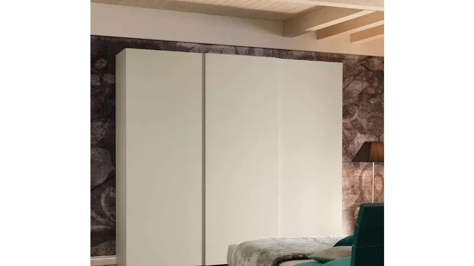 Armadio composto da tre moduli chiusi da ante scorrevoli di cui quella centrale nasconde un grande monitor tv NC209 Slider Fill di Moretti Compact