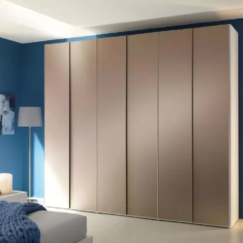 Armadio a sei ante battenti in finitura specchio bronzo opaco NC302 di Moretti Compact