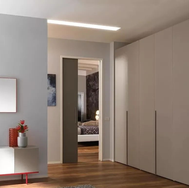 Armadio a muro con ante battenti in laccato nocciola NC306 di Moretti Compact