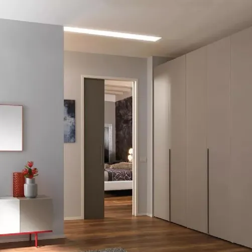 Armadio a muro con ante battenti in laccato nocciola NC306 di Moretti Compact