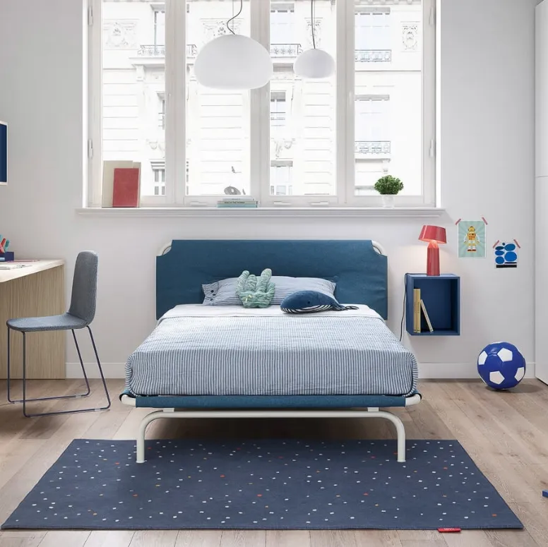 Cameretta componibile con letto ad una piazza e mezza e pensili sospesi Kids space 05 di Nidi