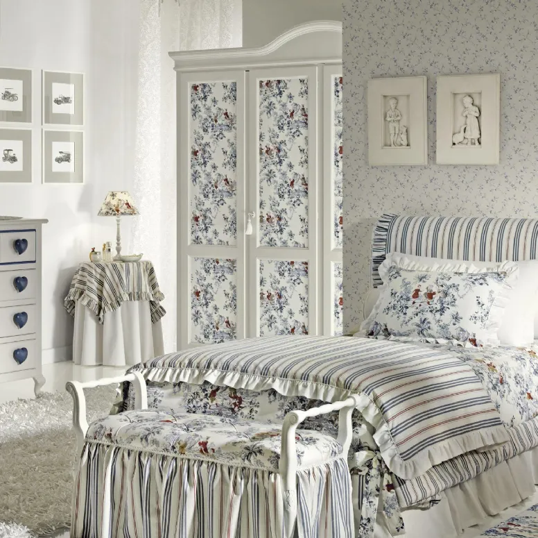 Cameretta Romantic Junior 27R in laccato Bianco opaco e tessuto floreale con maniglie Blu a cuore di Halley 