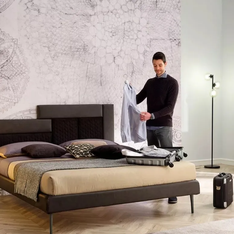 Letto in tessuto con testiera asimmetrica SC224 di Moretti Compact