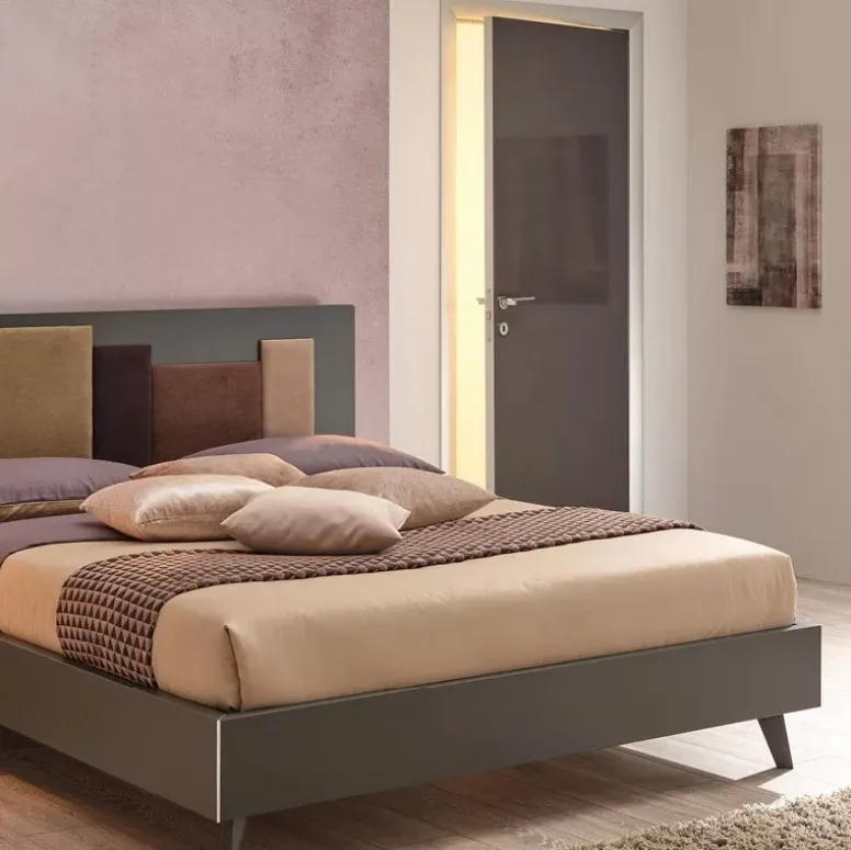 Letto matrimoniale dal design deciso e inconfondibile in laccato Grafite con testiera imbottita in tessuto SC124 di Moretti Compact
