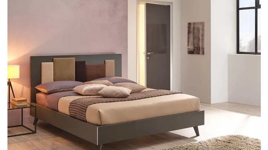 Letto matrimoniale dal design deciso e inconfondibile in laccato Grafite con testiera imbottita in tessuto SC124 di Moretti Compact