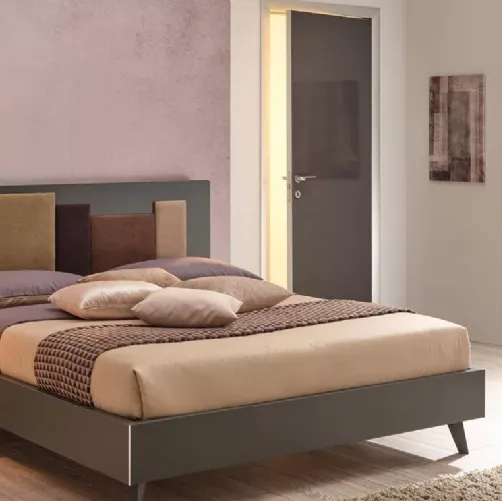 Letto matrimoniale dal design deciso e inconfondibile in laccato Grafite con testiera imbottita in tessuto SC124 di Moretti Compact