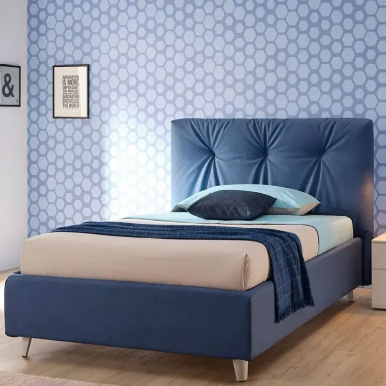 Letto a una piazza e mezza in tessuto trapuntato con testiera SC212 di Moretti Compact