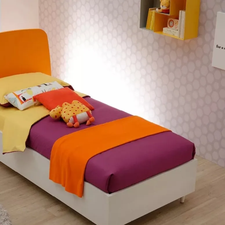 Letto singolo in nobilitato Betulla con testiera Round in laccato Carota SC106 di Moretti Compact