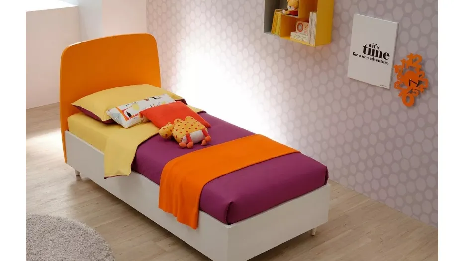 Letto singolo in nobilitato Betulla con testiera Round in laccato Carota SC106 di Moretti Compact