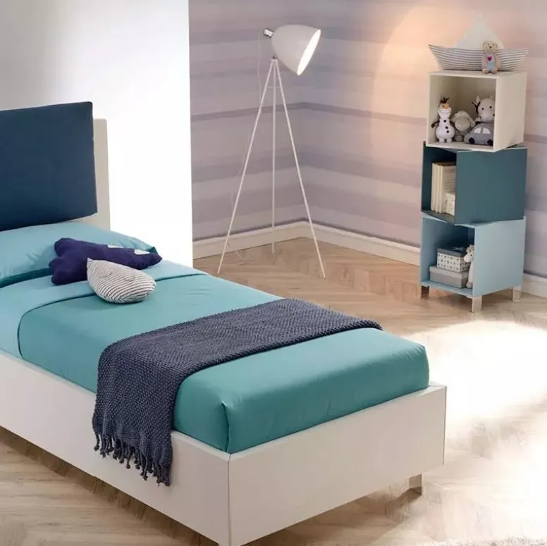 Letto moderno in nobilitato Bianco Luce con testiera  Plane Pillow parzialmente rivestita in tessuto imbottito SC117 di Moretti Compact