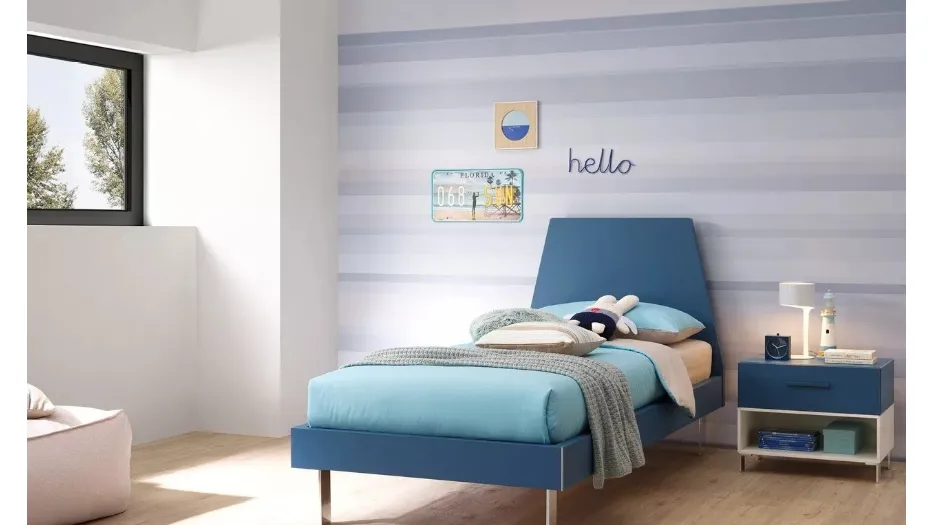 Letto in laccato Blu Navy con testiera Peak e piedini in metallo SC119 di Moretti Compact
