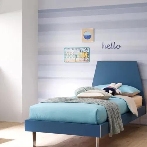 Letto in laccato Blu Navy con testiera Peak e piedini in metallo SC119 di Moretti Compact