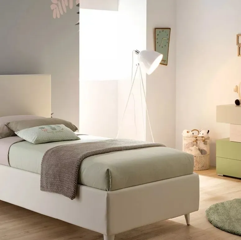 Letto singolo semplice ed elegante in ecopelle con testiera squadrata SC206 di Moretti Compact