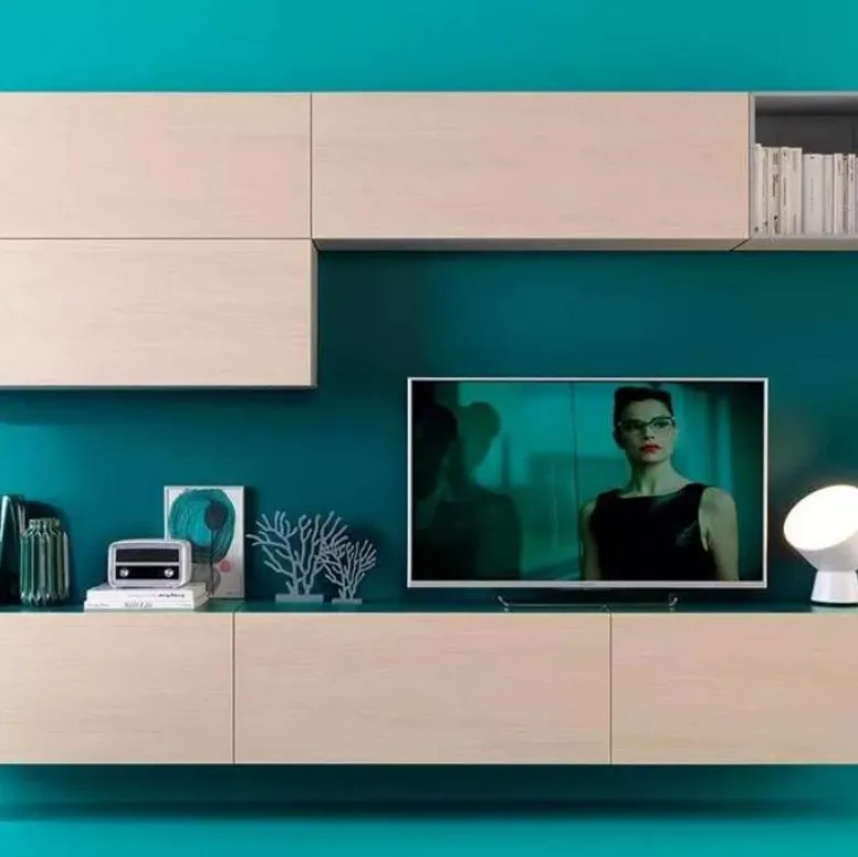 Parete attrezzata su boiserie color pavone, lineare ed essenziale LV118 di Moretti Compact