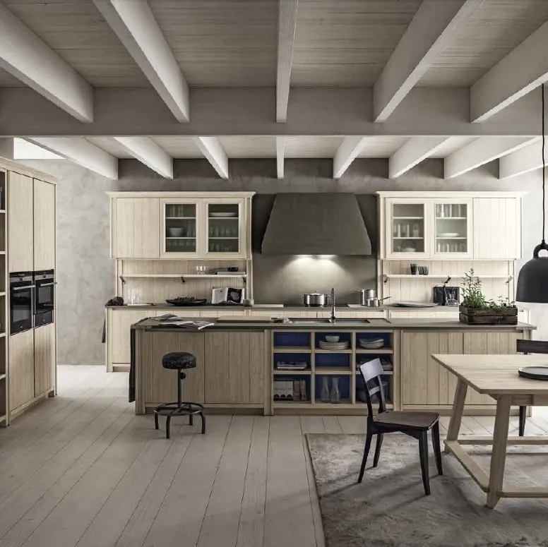 Cucina Classica con isola in legno finitura bianco perla e top in ecocemento finitura fumo Maestrale M01 di Scandola