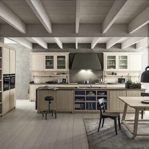 Cucina Classica con isola in legno finitura bianco perla e top in ecocemento finitura fumo Maestrale M01 di Scandola