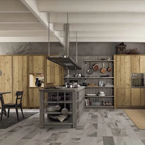 Cucina Moderna con isola in legno vecchio con top in pietra Maestrale M03 di Scandola